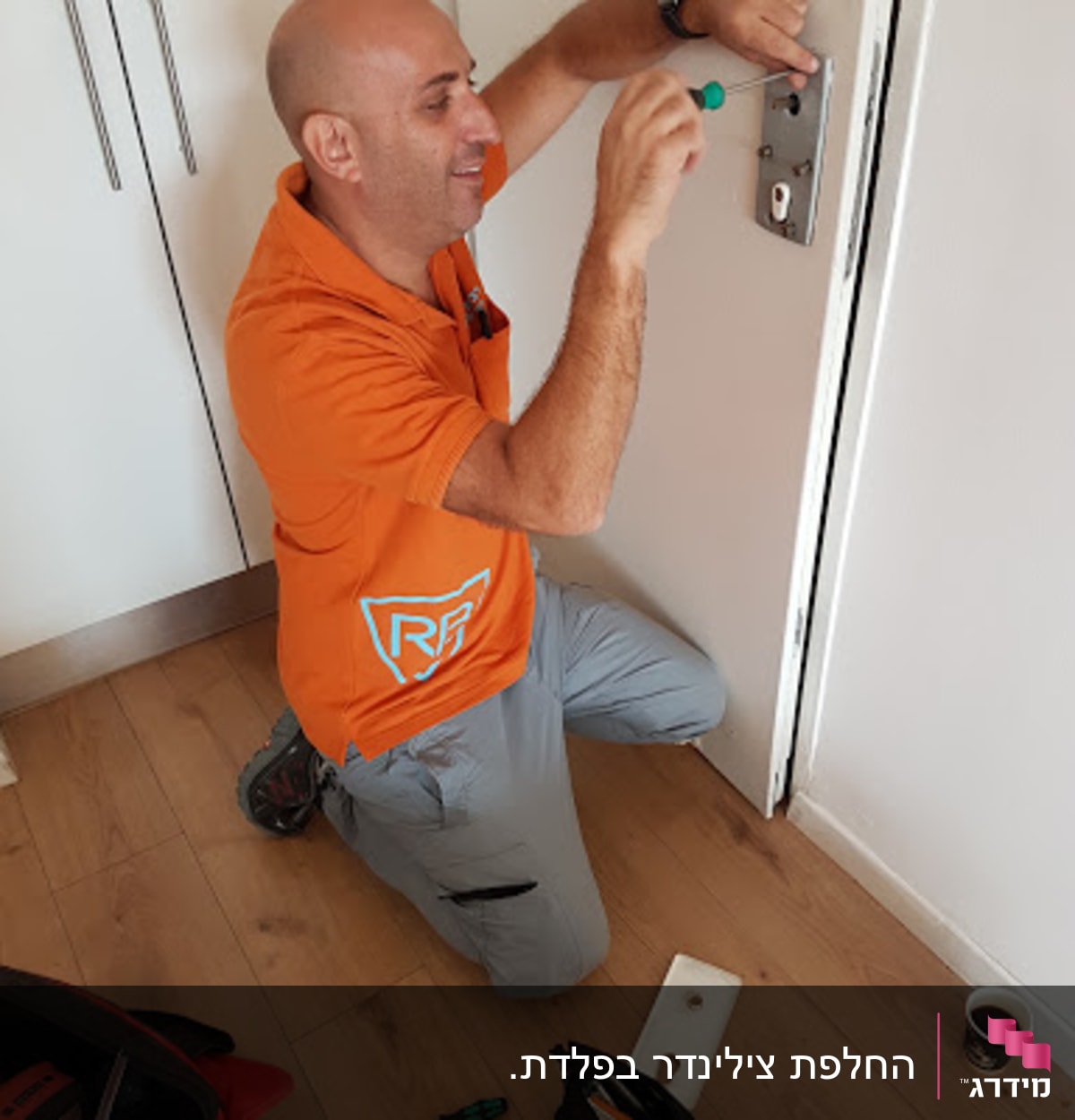 אדם מתקין מנעול בדלת עם מברג וכלים נוספים